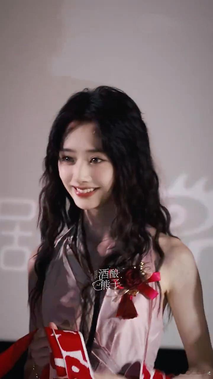 王影璐好像一块草莓小蛋糕 救命王影璐的甜美暴击！线下甜笑配上大眼睛，像软乎乎的草