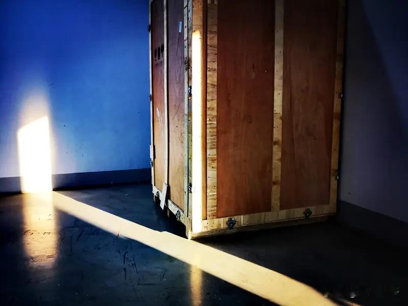 某人买了一箱苹果，放在公司。
第二天，发现少了几个，便在箱子上写了“请勿偷吃”。