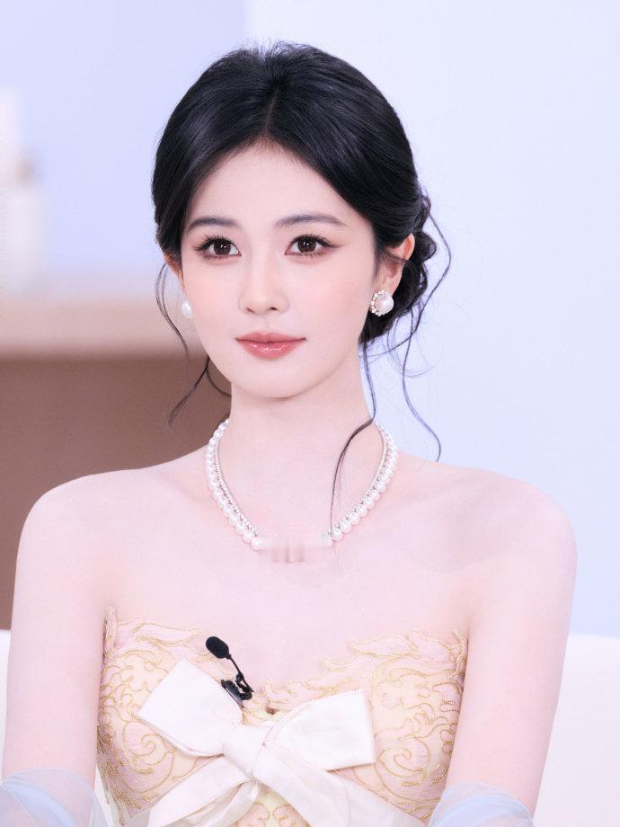 今天白鹿在出席时尚活动的时候搭配了一身浅色的衣服，看上去特别的显年轻，确实是太迷