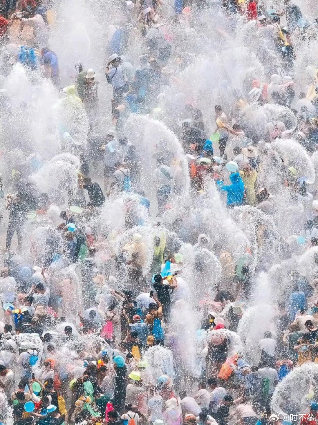 想去过泼水节带上你的水枪、水盆，和亲朋好友一起，在欢笑中迎接新的一年。让清凉的水