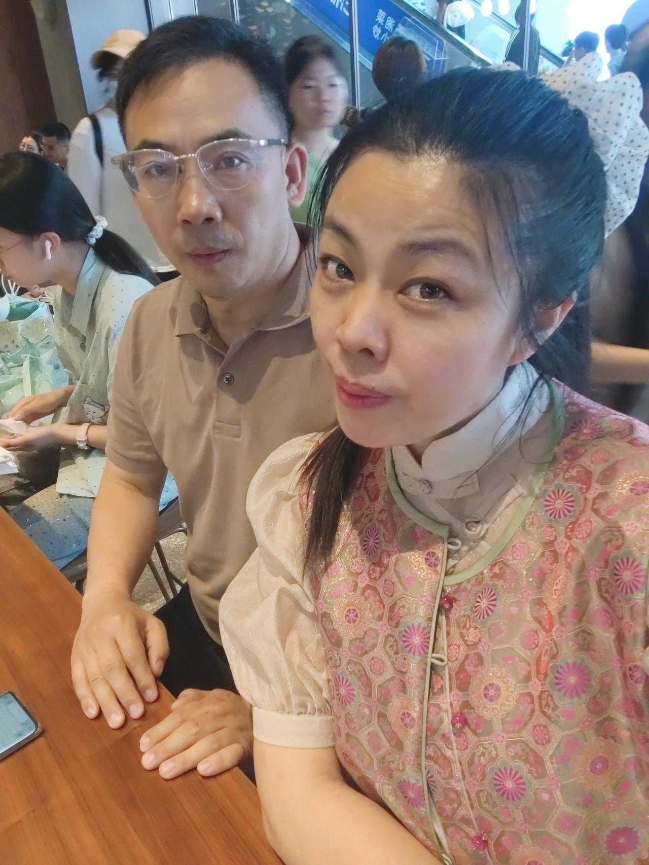 周末与妻子来咖啡店坐坐打发时间，顺便再重温一下《红楼梦》！
