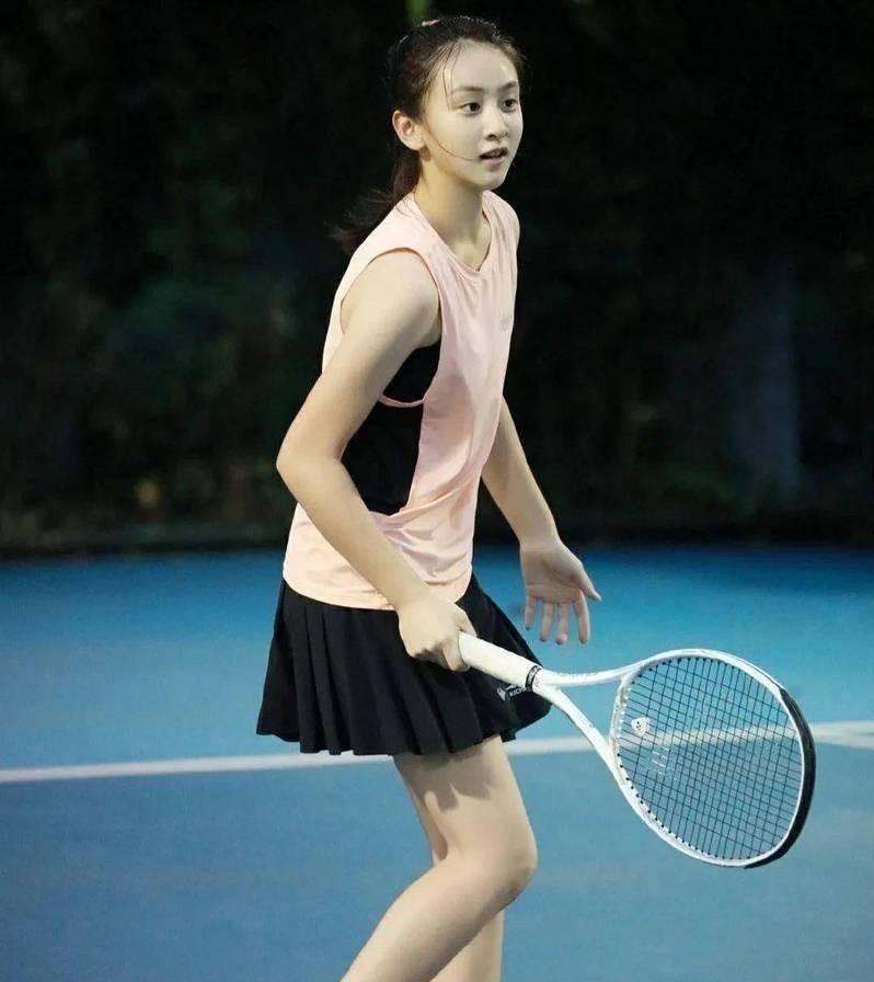 叶一茜晒女儿打网球照，17岁“森碟”身高已达170cm！曾因下巴后缩明显引关注。