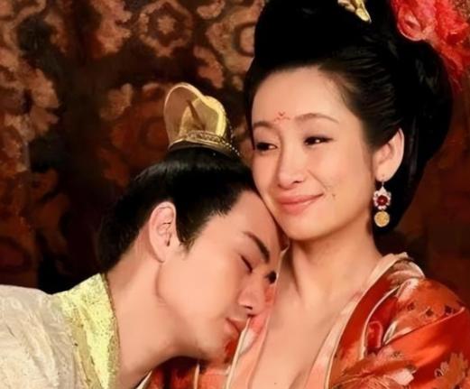 1462年，15岁的太子朱见深宠幸了比他大19岁的乳娘，从此一发不可收拾。一次，