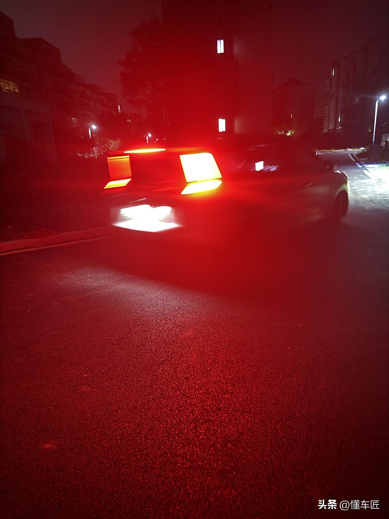 电车2W公里残值多少？3W6，
打车碰到一大哥，聊起来，
大哥说“他这车是抵账来