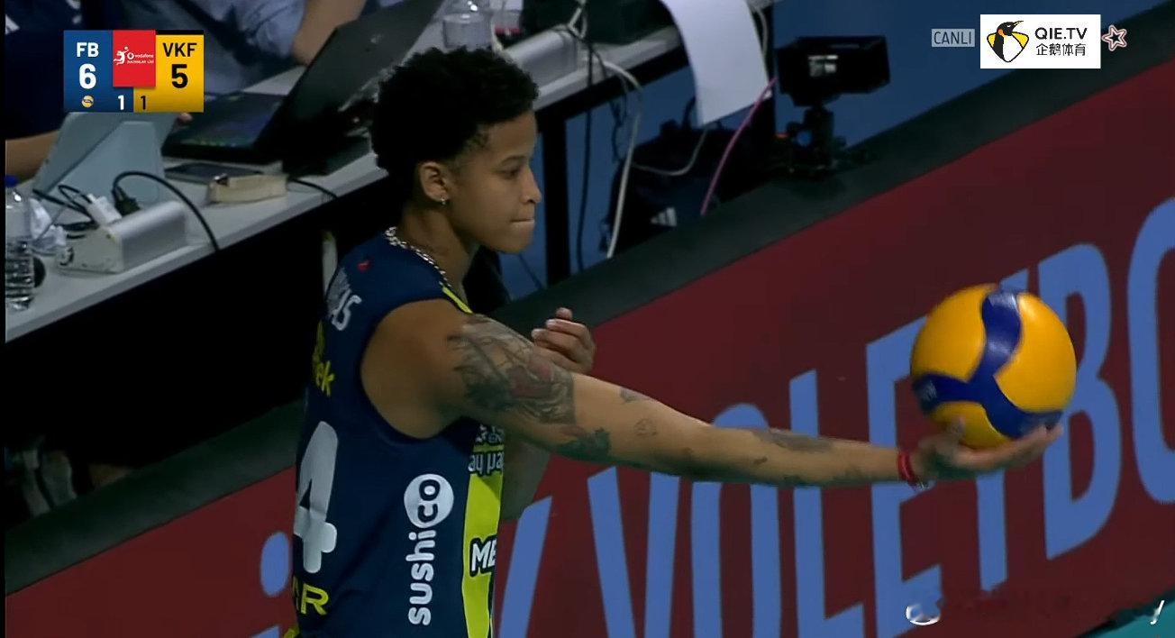 第三局打的啥，4-2领先被打了一波5-1，落后2分。而且短短时间3个被拦。女排 