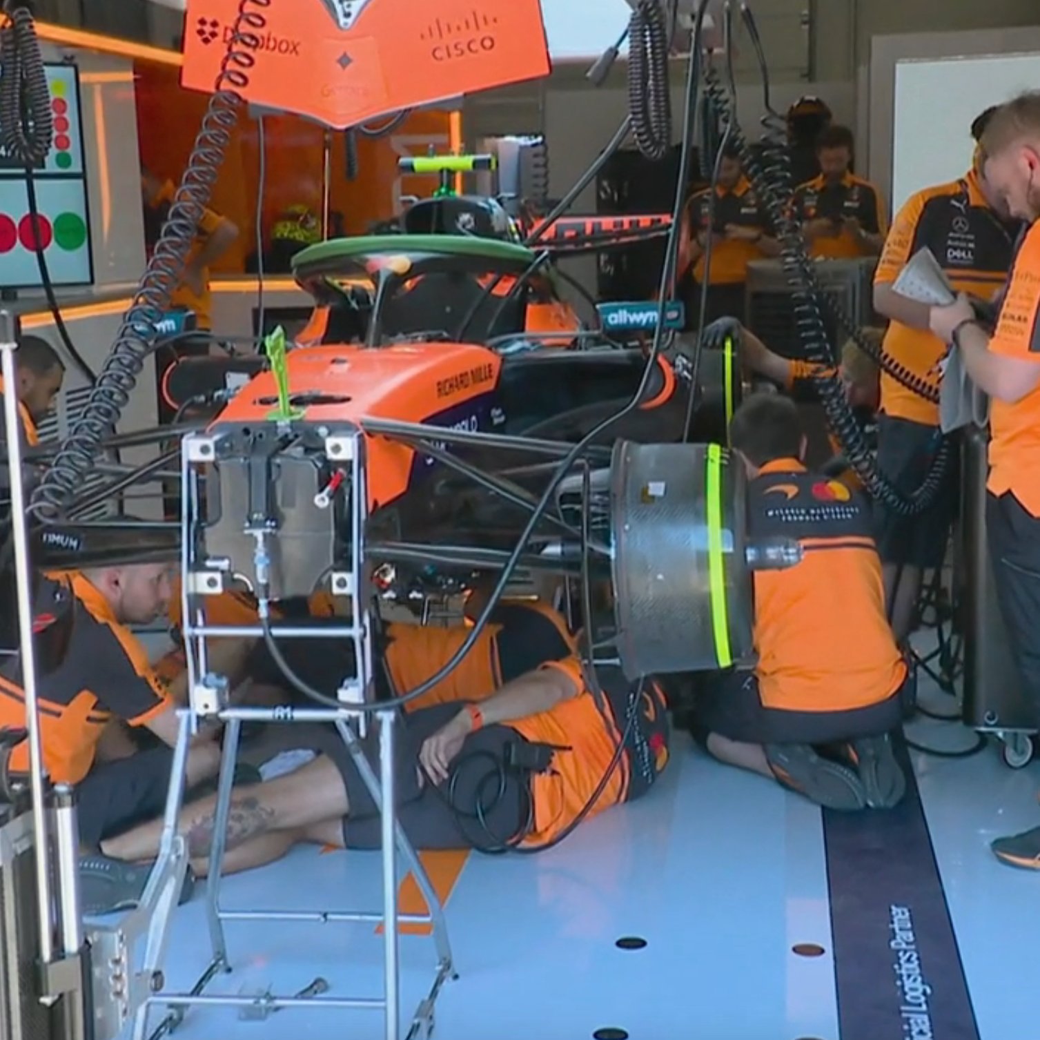 F12026F1奥地利大奖赛 诺里斯的赛车还在台架上 