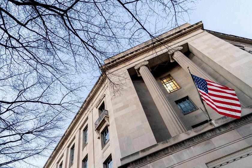 美国司法部近日请求联邦巡回上诉法院暂缓90天下达关税退款执行命令，以便政府评估后