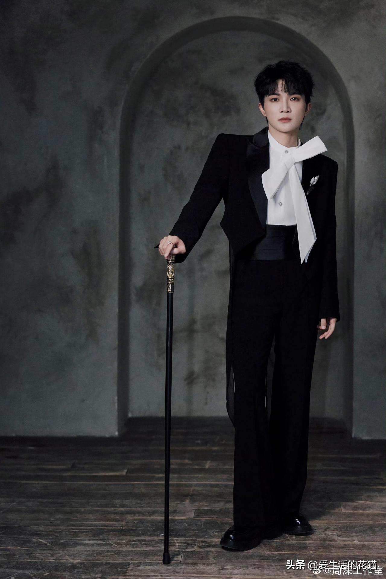 哇，这组燕尾大蝴蝶礼服黑白照确实绝了！光影打在深深脸上，那种故事感一下就出来了。