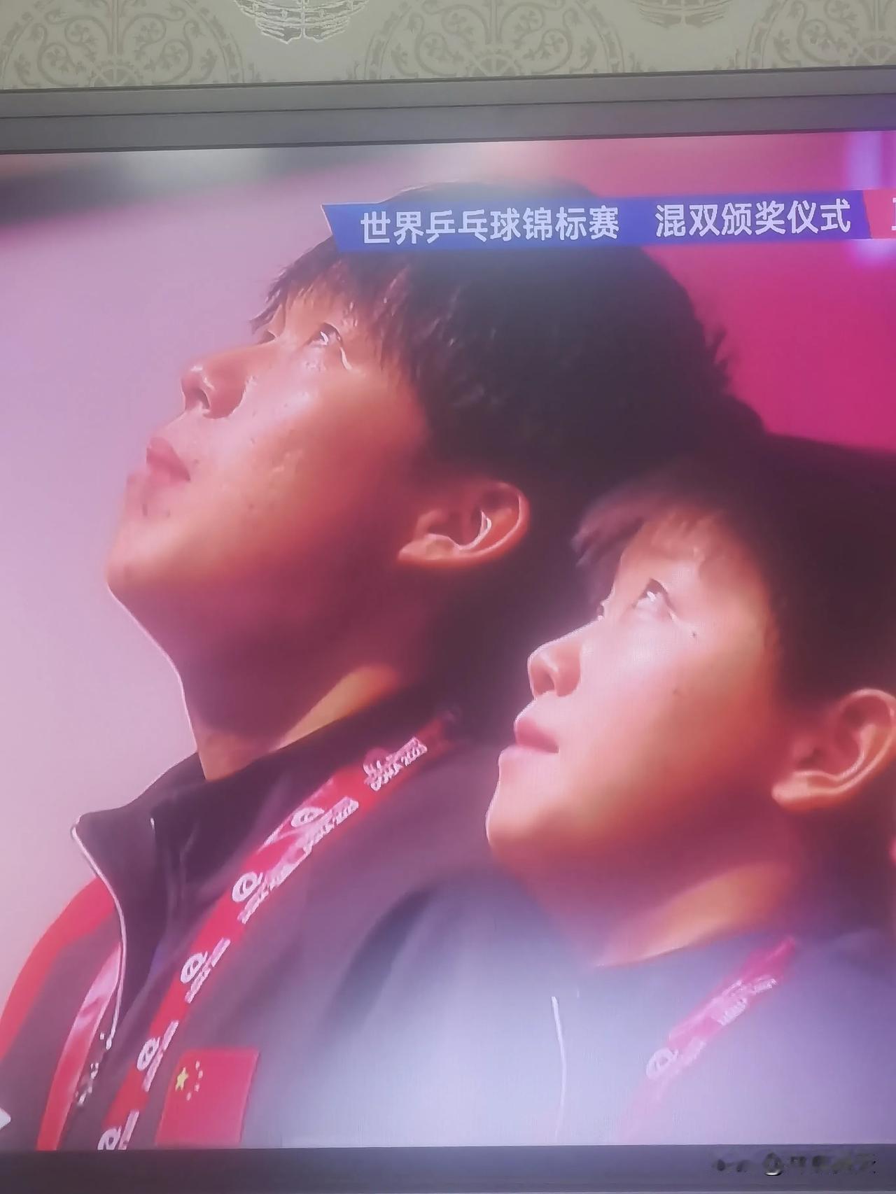 两个年轻人哭了！
