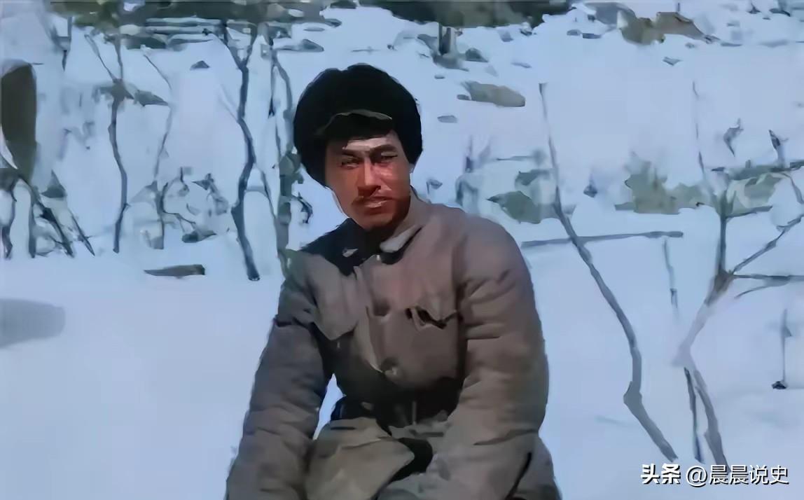 1950年，剿匪途中，一名解放军战士不幸被俘，土匪头子见他年轻，想收编他，他宁死