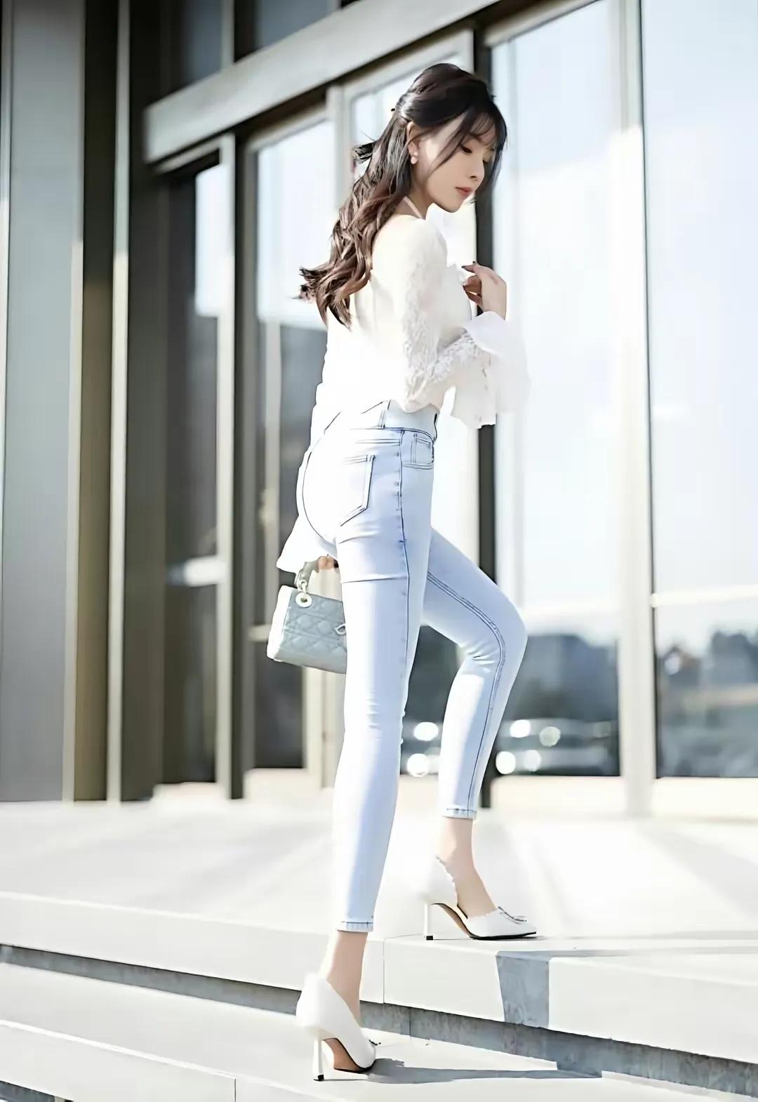 芝芝美女，白蕾丝上衣，浅色牛仔裤，白色高跟鞋，尽显好身材
