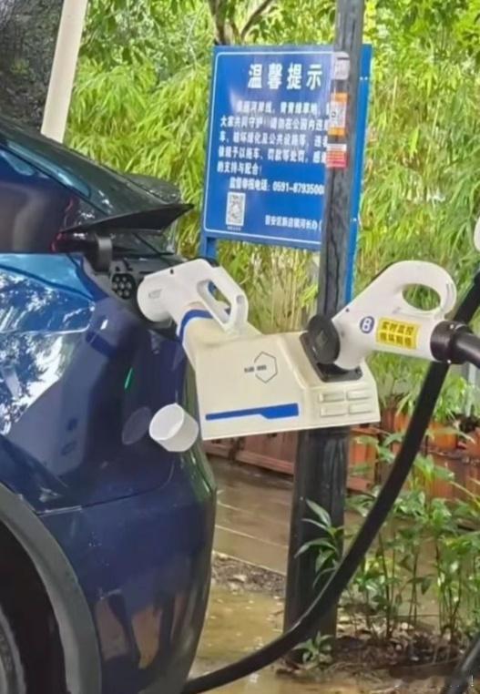 进口特斯拉需要转换头才能插国标直流快充枪 ​​​