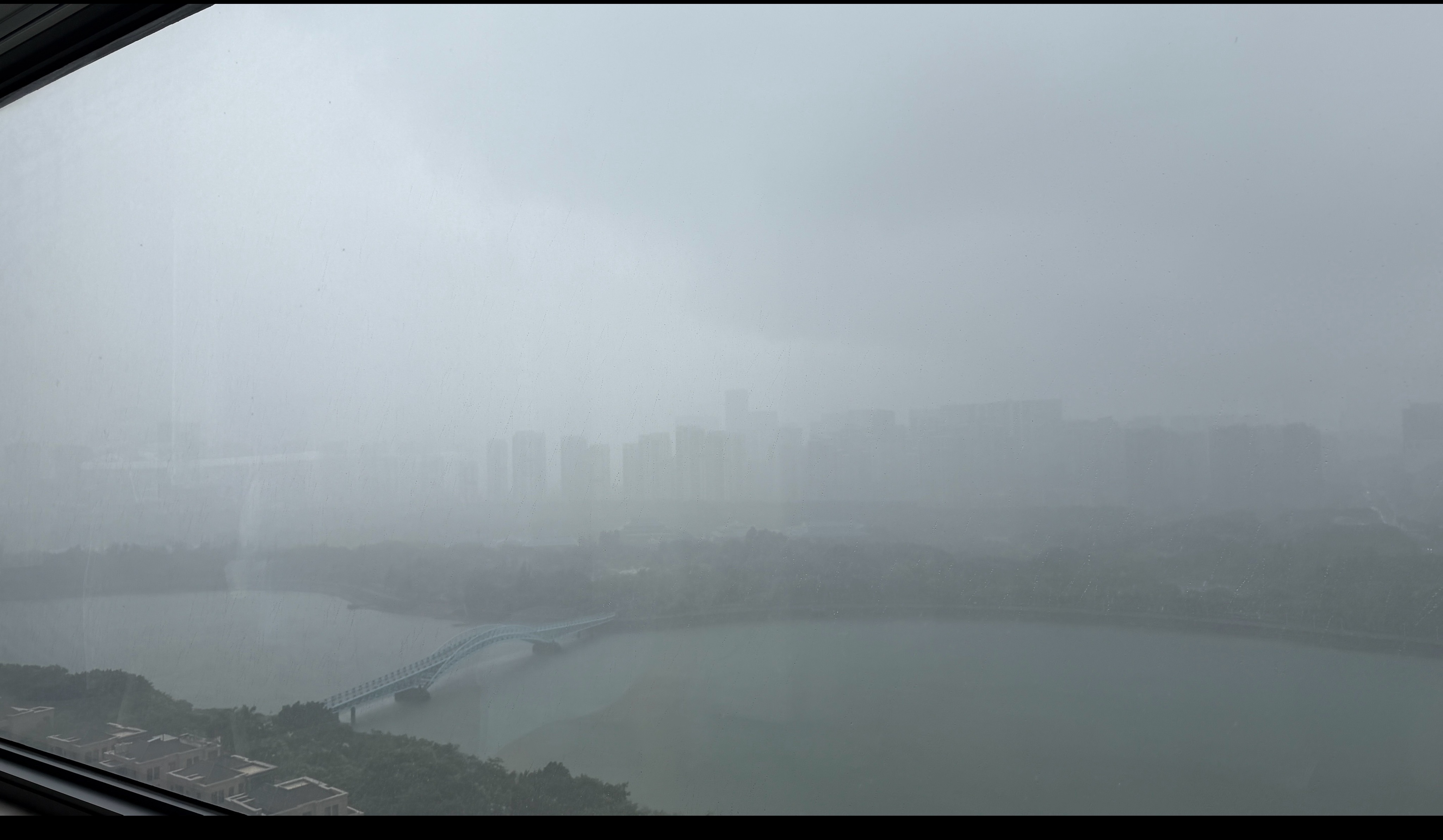 今年是不是雨水特别多？厦门一直下雨。 