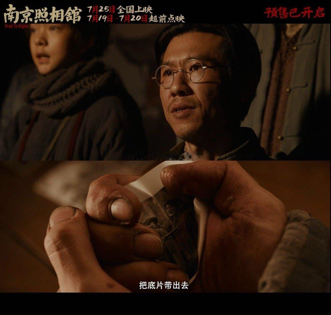 照相馆英文片名是铁证如山 “铁证如山”的英文名，早把电影的内核点透。从照相馆望向
