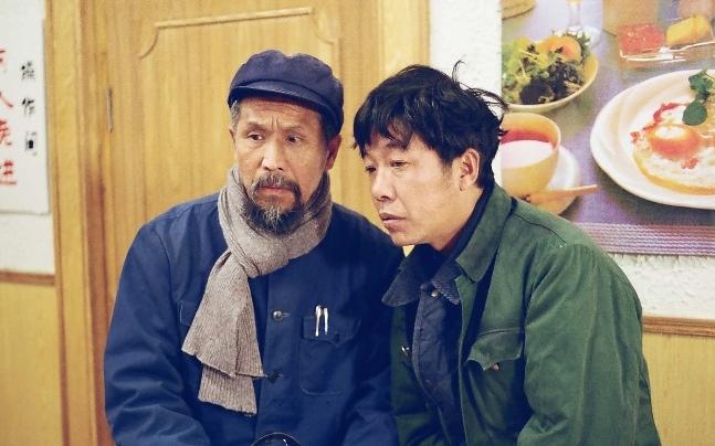 赵铁人在电视剧《候车室的故事》（2002年）中饰演董六

这个常年待在火车站候车