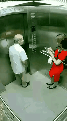 该打，为老不尊，带坏子孙！
让他长长记性！