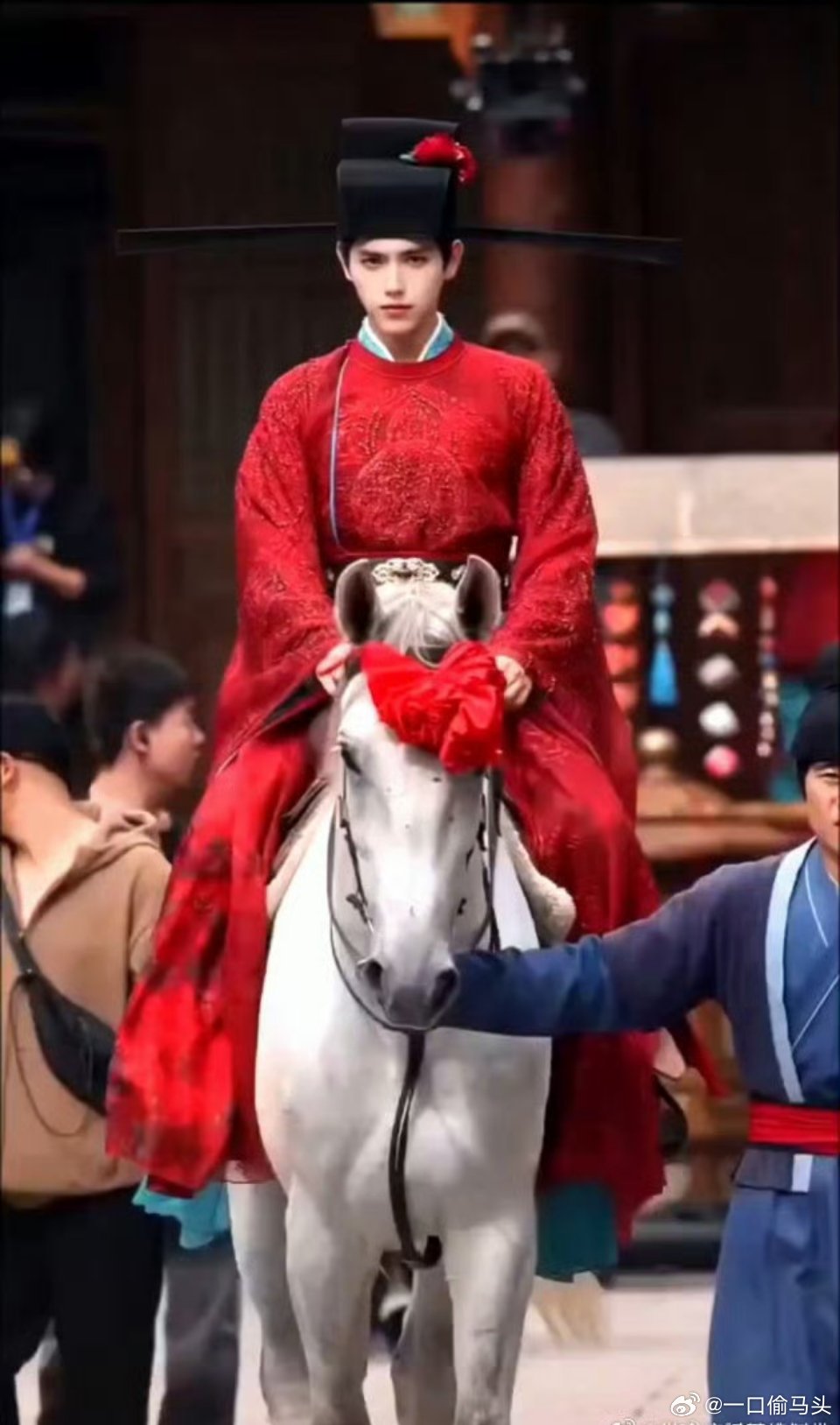 陈飞宇白日提灯新郎官造型红衣一穿挺拔如松，少年气和将军感完美融合，段胥的热烈赤诚