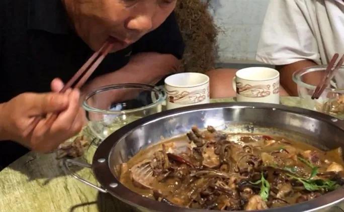 我邻居老刘，退休4年了，退休金5800元，儿女都成家立业了，家里也没什么负担，但