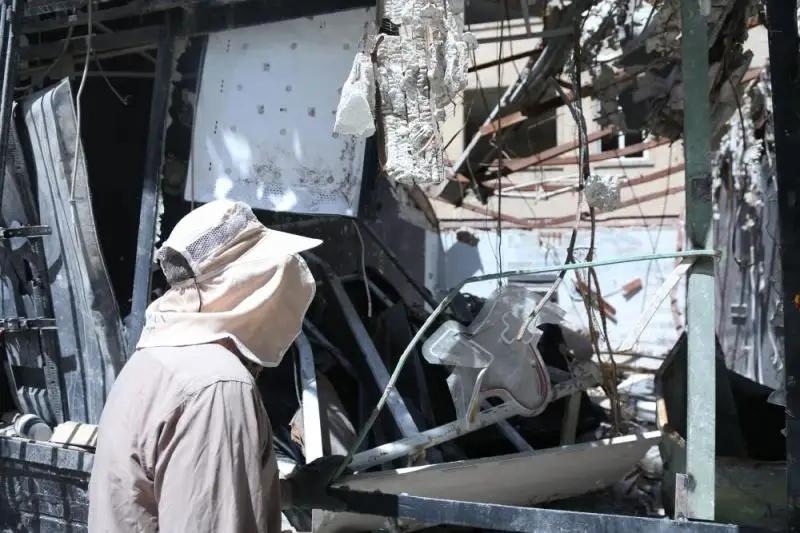 德黑兰民众在废墟中呼唤安宁 战争，真的太残酷了。看看德黑兰，民众在废墟中呼唤安宁