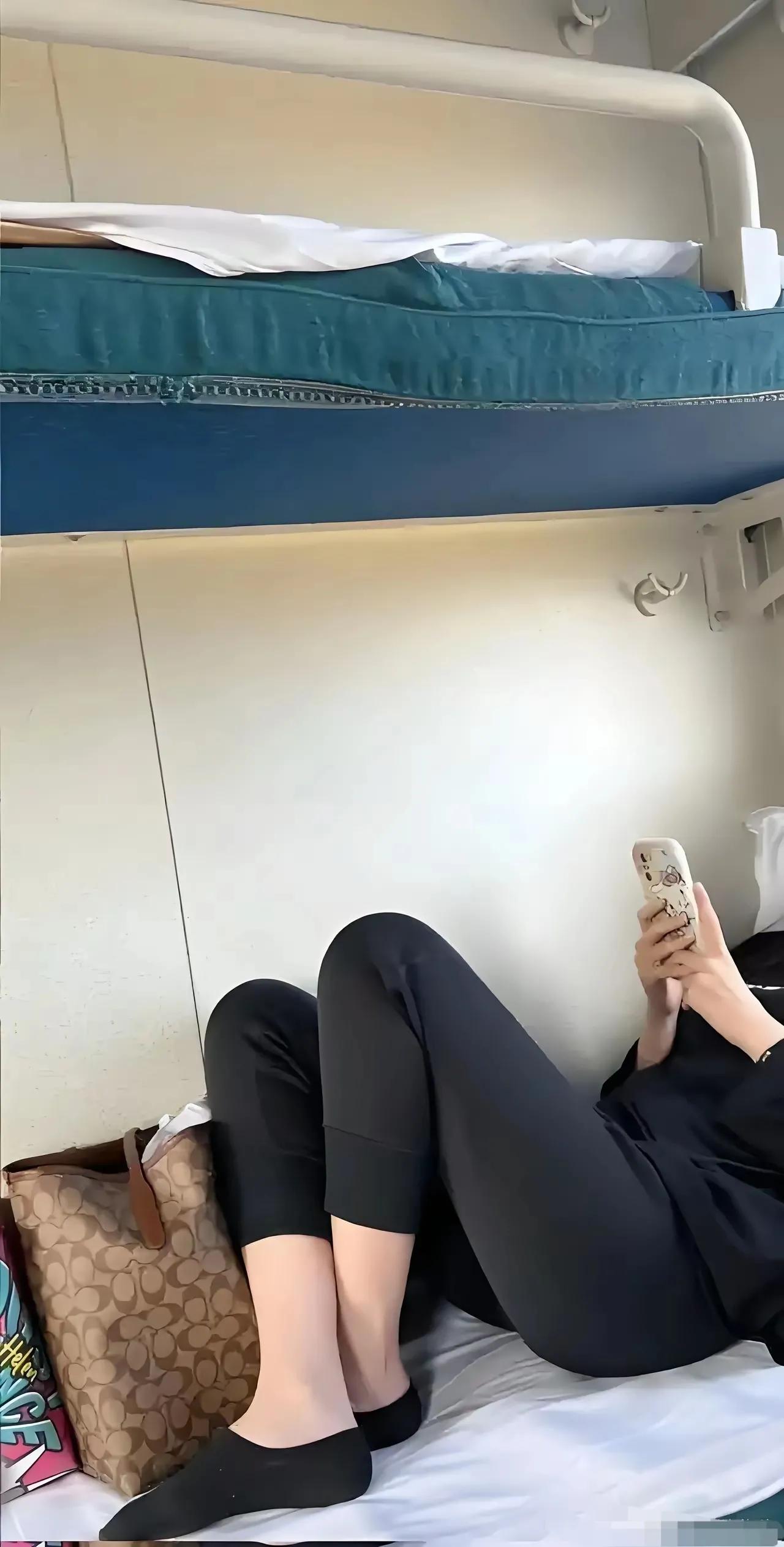 如果有闲暇时间坐绿皮车卧铺确实挺好的，在拥挤的火车上，找到了一片属于自己的小天地