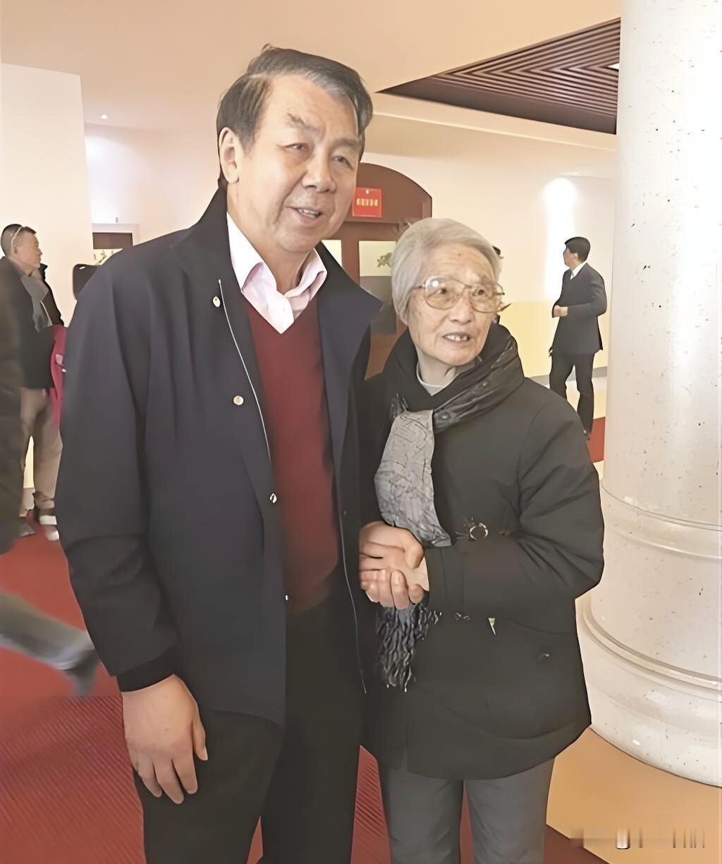 女排教父袁伟民近况：
      这张照片是2026年7月网友在北京拍到女排教父