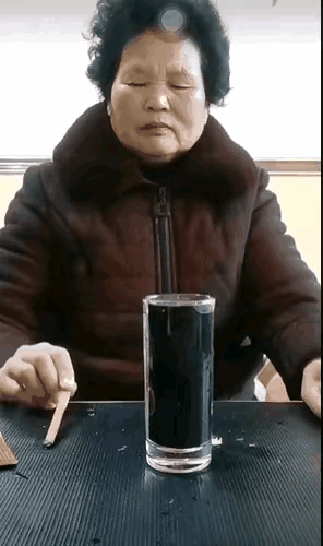 老大姐貌不惊人，但是魔术变得却很好，看了好几遍，也没有看出破绽，这东西真是太神奇