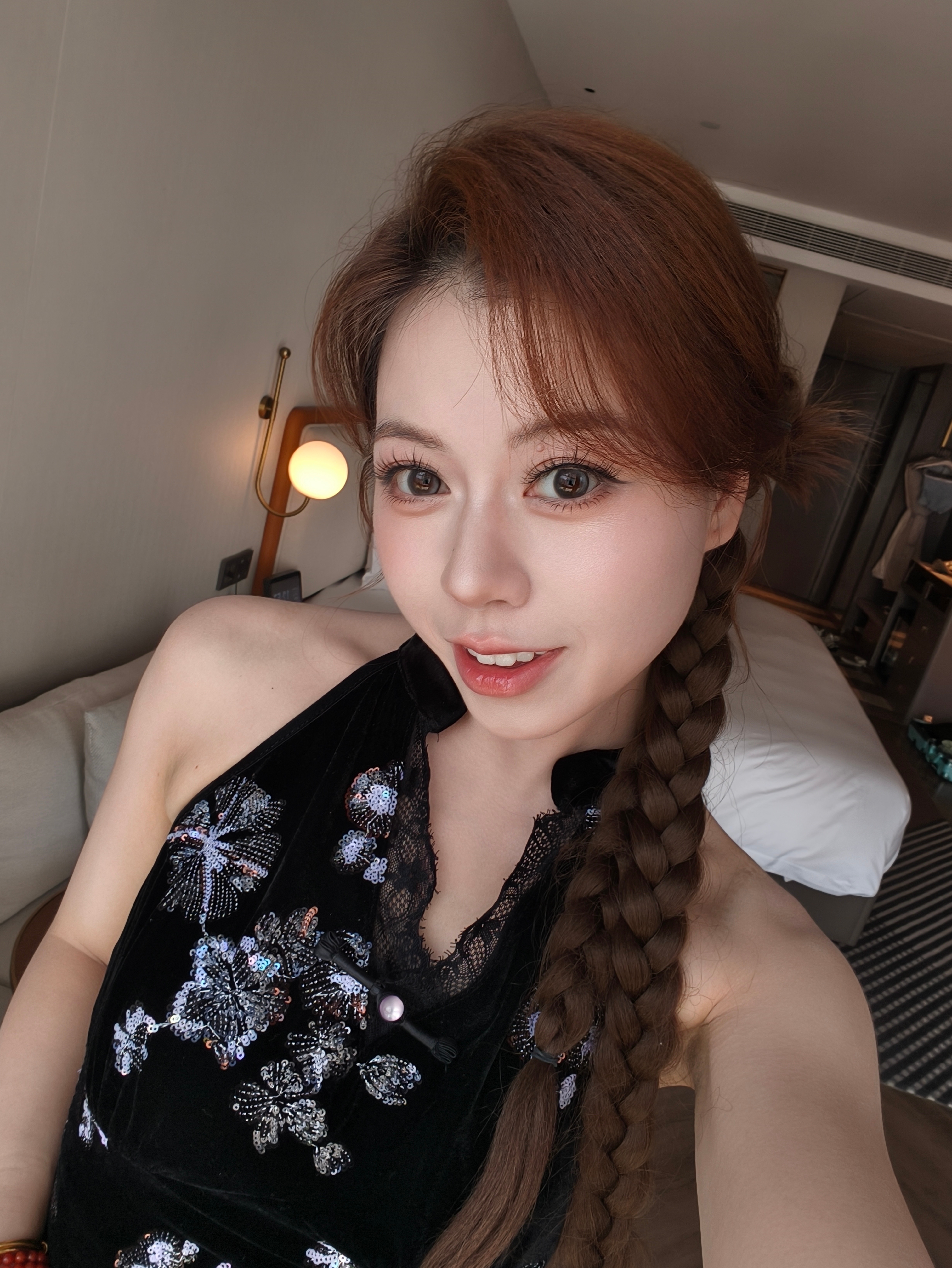今天是几百万的保密协议？发不了车车美照就发点自拍不过分吧[笑而不语] ​​​