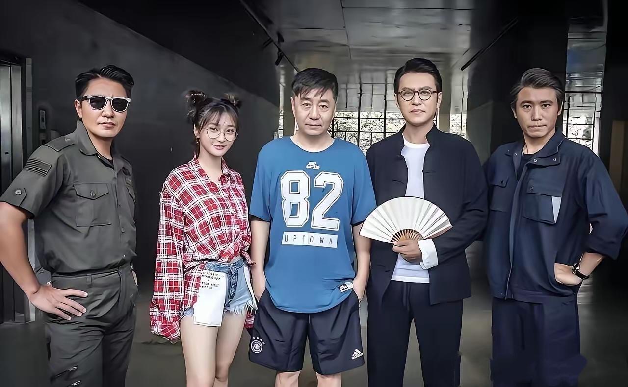 五星同框：我一眼就认出了戴着眼镜、拿着扇子、英姿昂藏的靳东；面色偏黑、发型拉风的