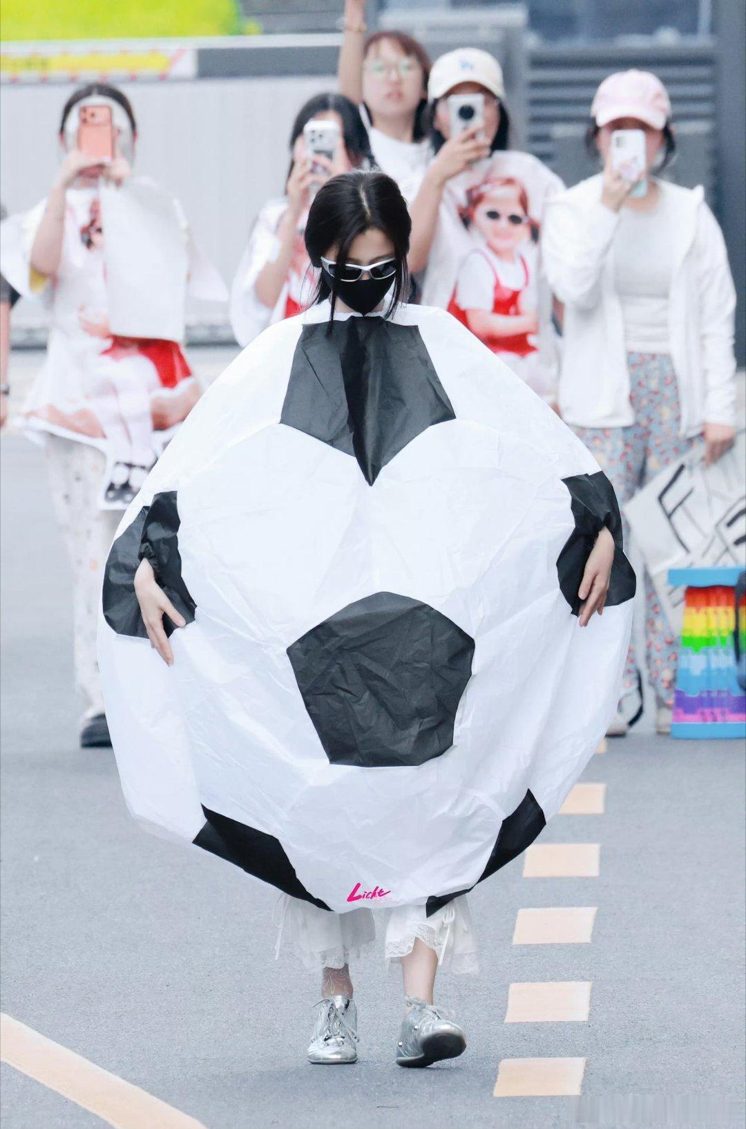 虞书欣穿足球服宣传灿如繁星 虞书欣穿足球服剧宣，太可爱了！虞书欣穿足球服剧宣剧宣