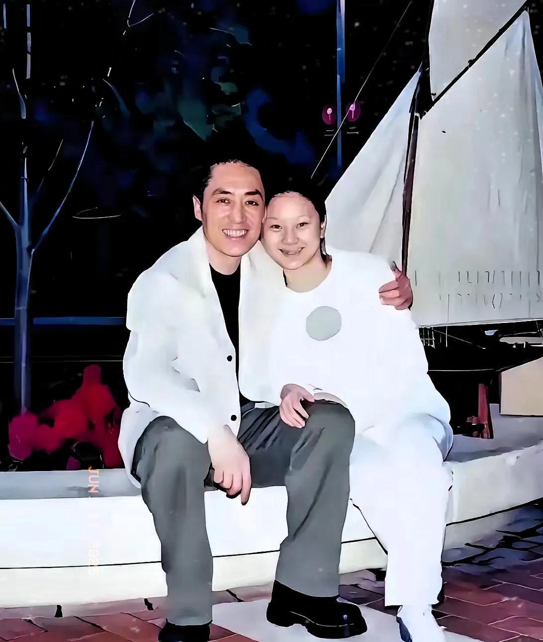 张艺谋和陈婷于1999年相识并相恋，当时张艺谋49岁，而陈婷只有18岁，正在中国