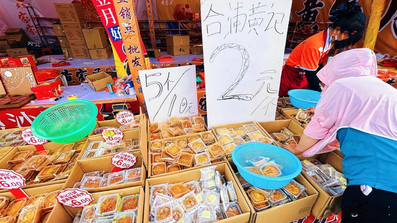 南宁上海路月饼中秋节已经卖10元5个了，也有些小摊卖10元6个的，好多人都说不喜