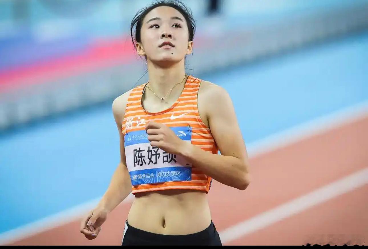 北京时间11月17日，第十五届全运会女子100米决赛中，来自浙江的16岁“小孩姐