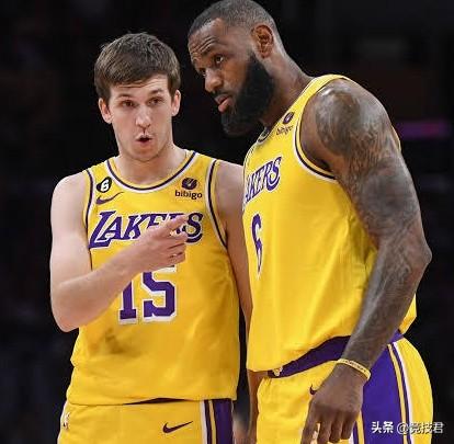 湖人彻底疯狂！准备休赛期5年2.4亿报价里弗斯。
里夫斯在2021年进入NBA，