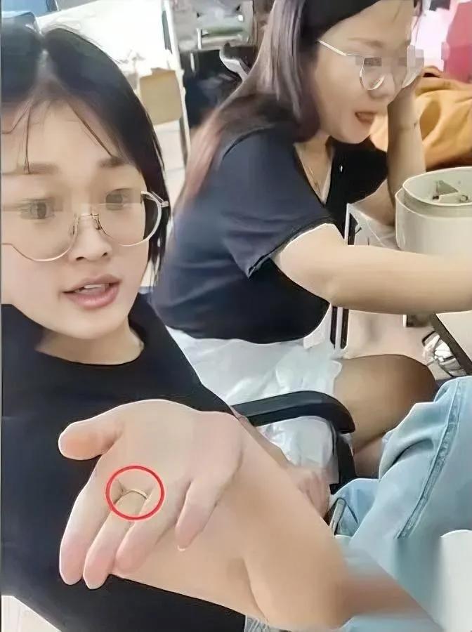 那个白嫖外卖的姑娘

我瞅到个细节

她右手中指明晃晃戴了枚黄戒指，明摆着是有稳