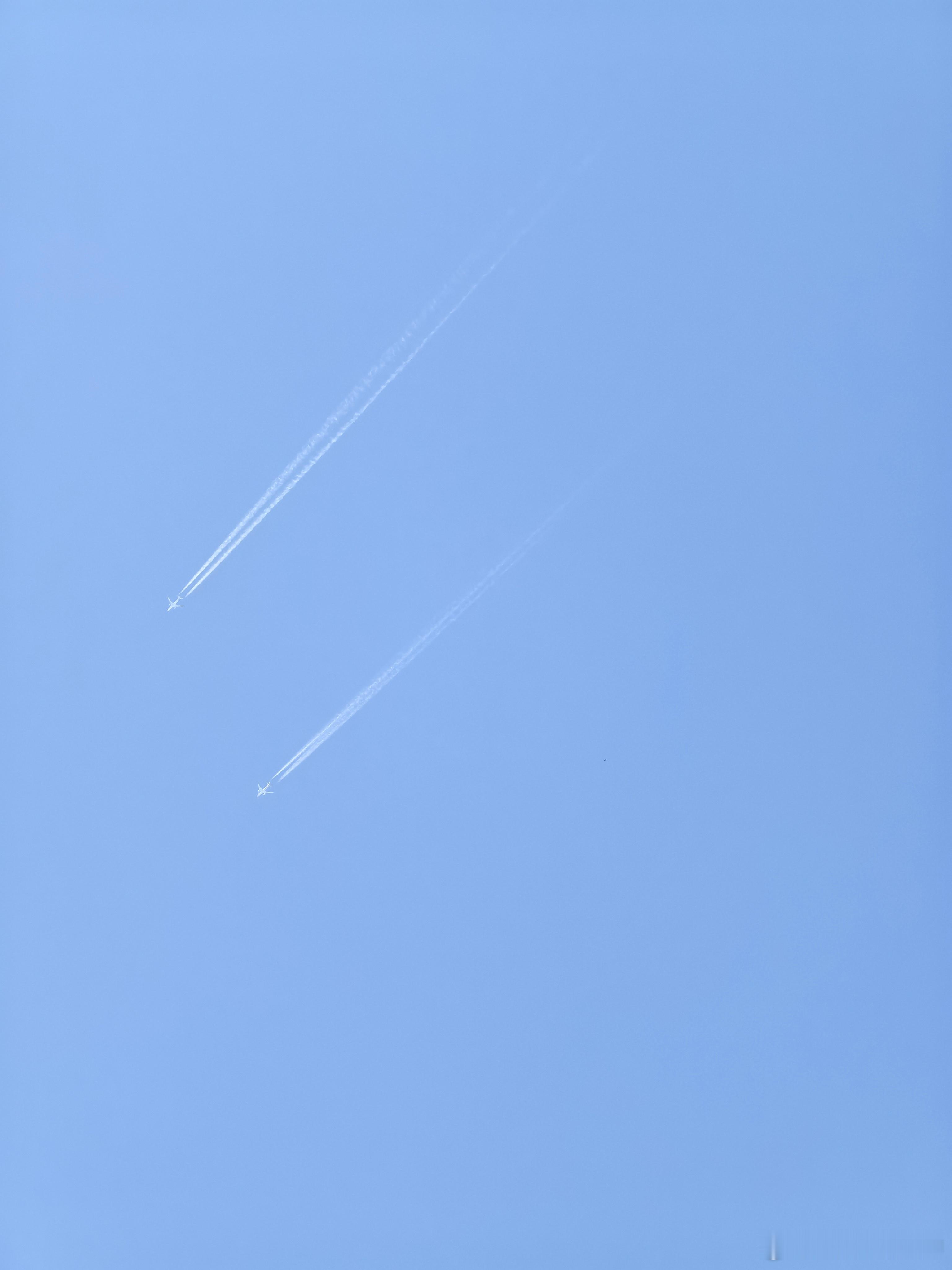 国际形势方面：各国都在打破国际地缘政治格局，跨地域合作和地区本身冲突，在外界的催