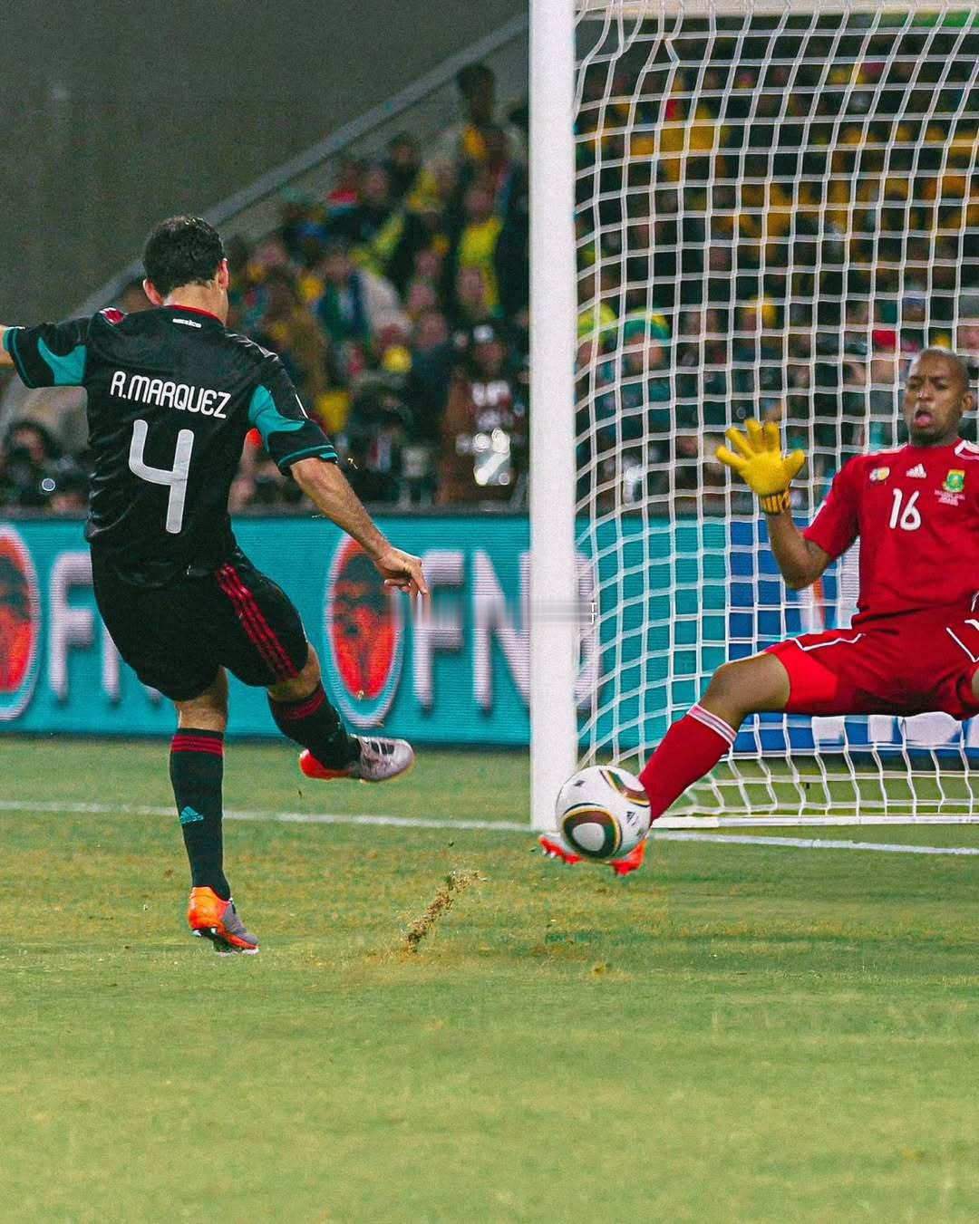 2010年南非世界杯揭幕战，东道主南非迎战墨西哥；时隔16年，2026年世界杯揭