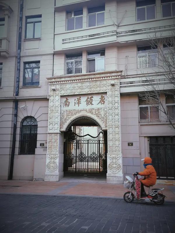 坐标天津南开，现在送个快递也挺卷，上个月还是6元一单，看着闲人多了，降价一元，底