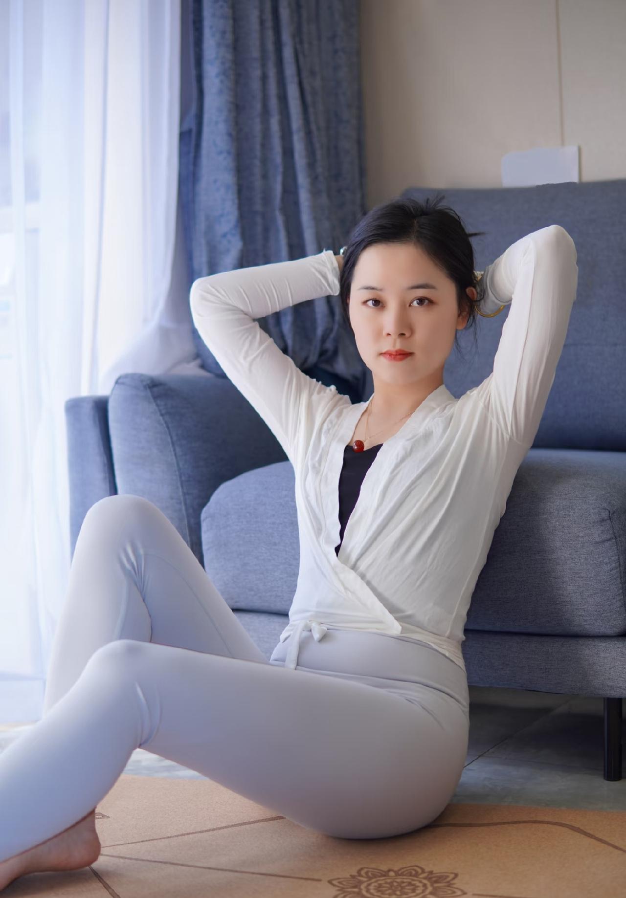 每一场练习都是奔赴更好的自己
 
于瑜伽垫上舒展身心，每一次呼吸、每一场练习，都