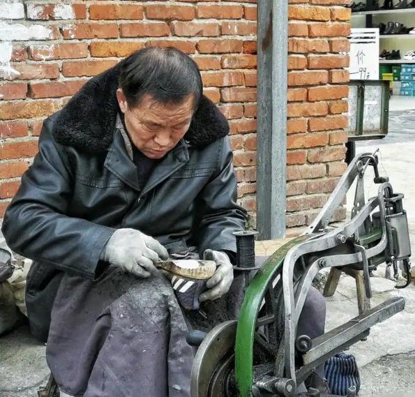山东平度，男子崔某修腰带时，摆摊老人不慎弄丢腰带上一颗小螺丝。
 
双方就赔偿起