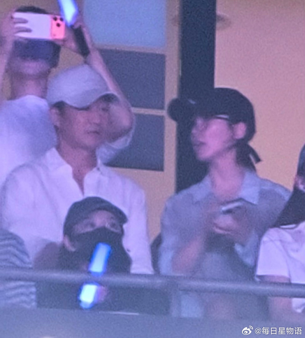 吴京谢楠去看谢霆锋演唱会 家人们！谛听和刀马这对宿敌的售后这不就来了嘛！吴京带着