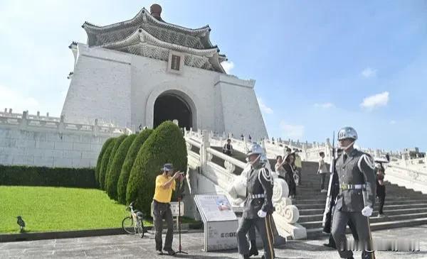 台军仪仗队训练展示首次移到民主大道！民众聚集抢拍

台军仪仗队表演14日下午17