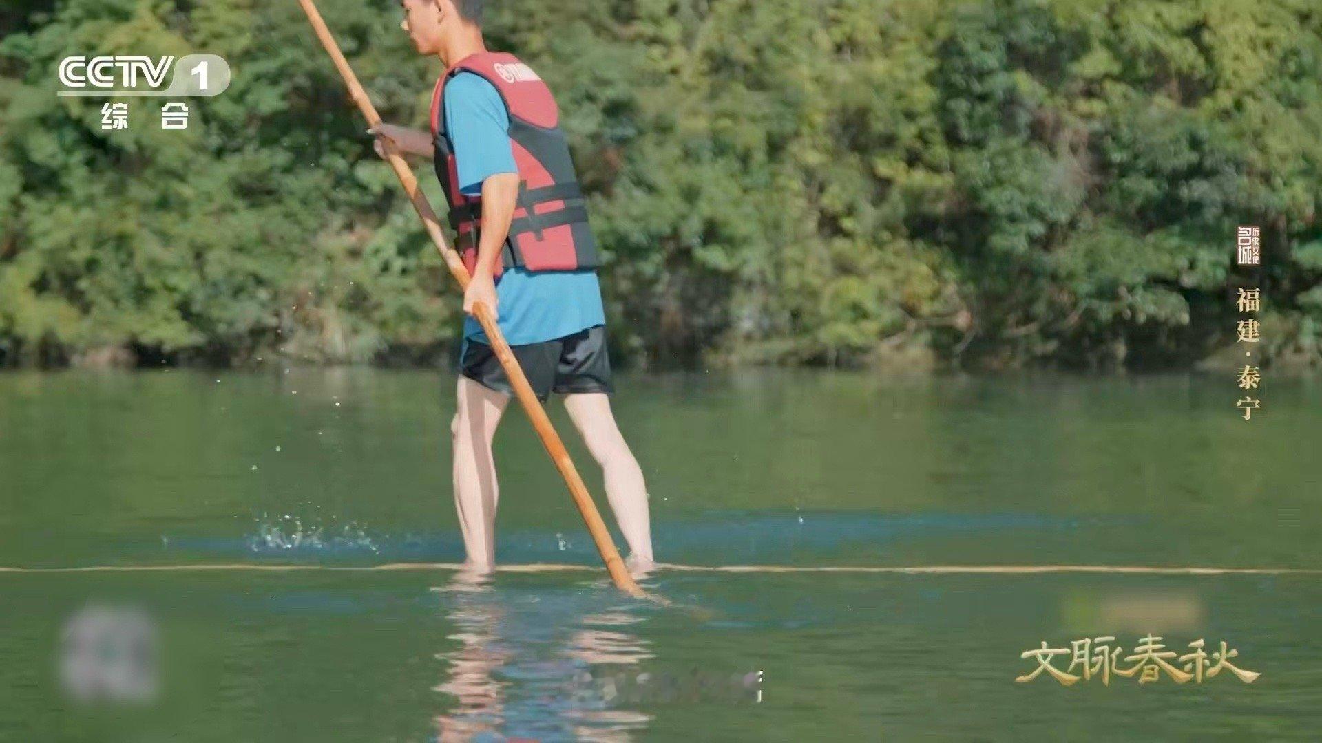 原来真有轻功水上漂福建泰宁金溪河的“独木漂”太绝！脚踩杉木、手执竹篙点水而行，这