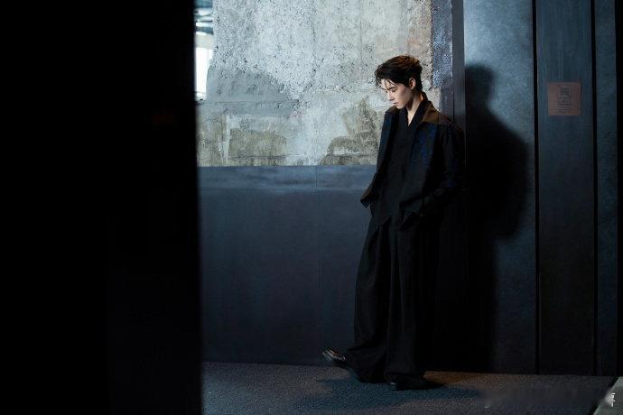 方逸伦剧里剧外都好会癫剧内癫得带感，剧外癫得可爱，拿捏得很到位的呀，无缝切换的程