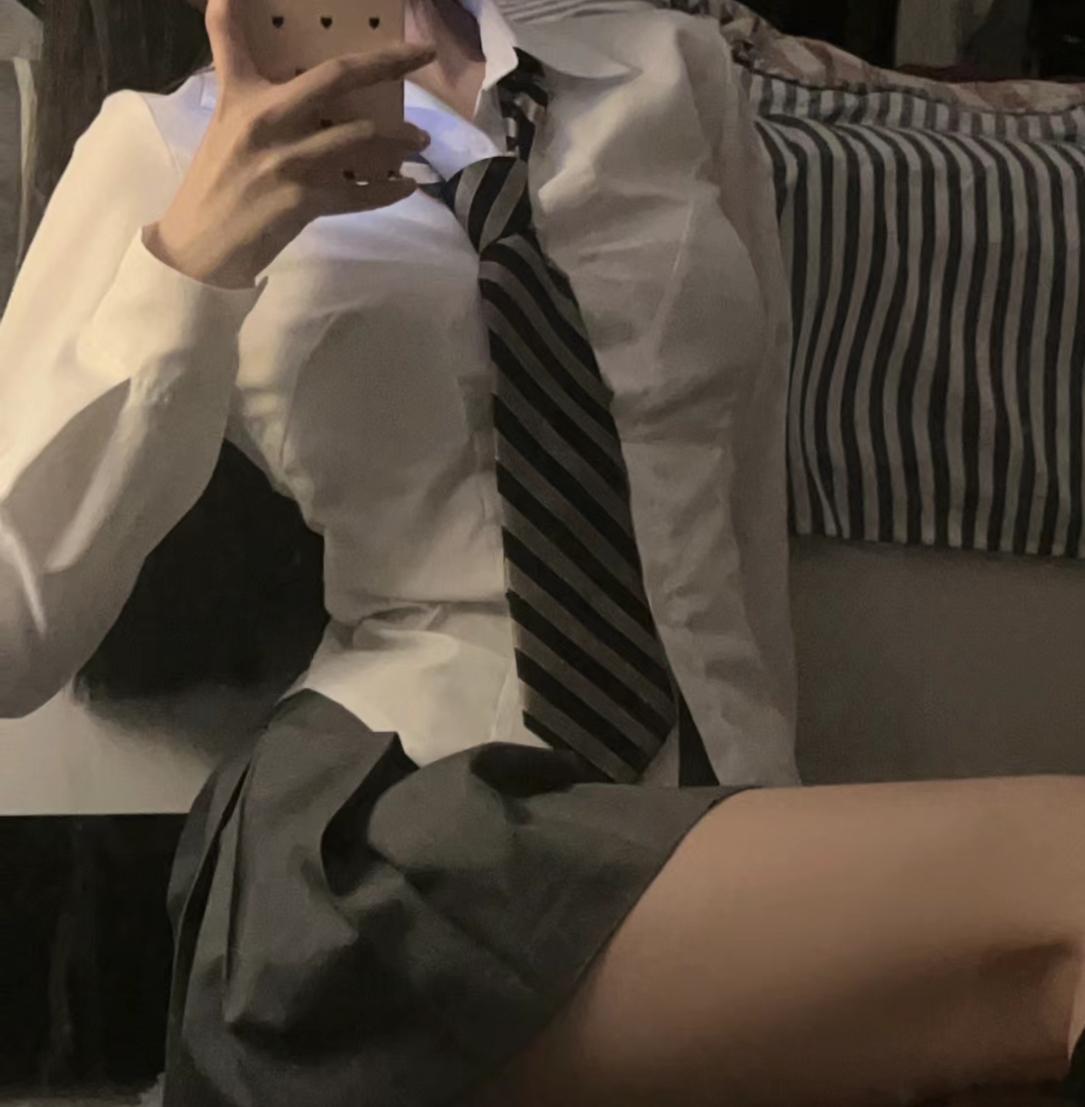 这么晚不睡觉的小宝贝都在干嘛[羞嗒嗒] ​​​