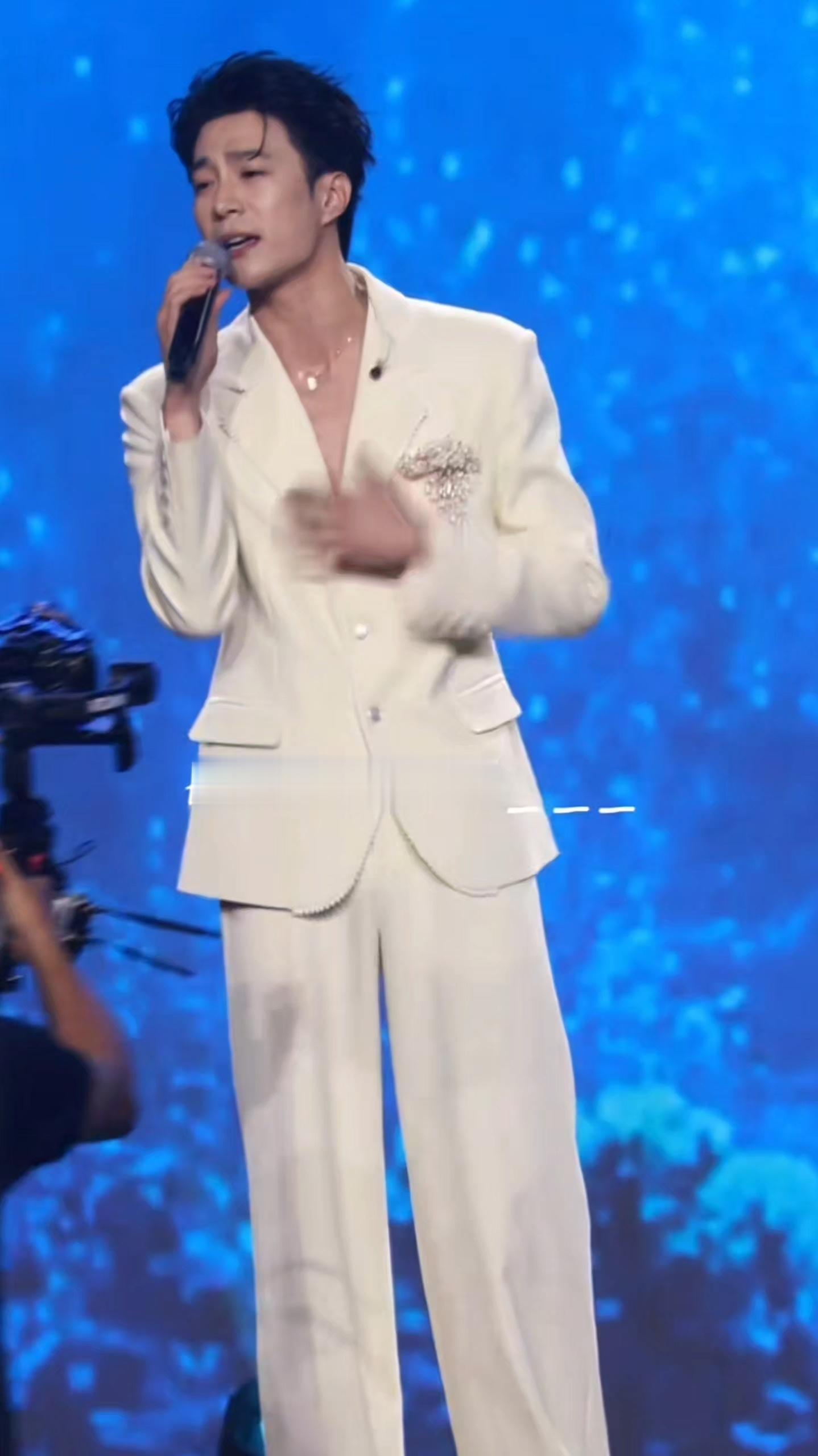 小伯伯摘耳返这里帅得好想跪下... 
