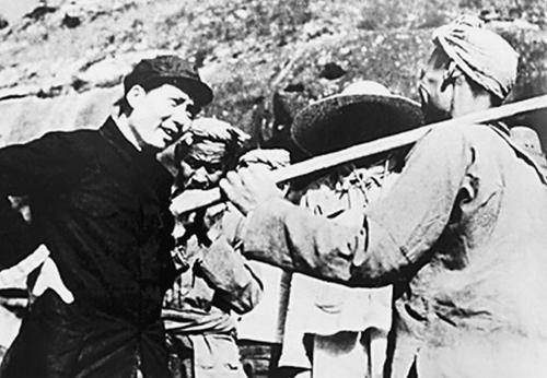 被毛主席邀请一起吃饭的劳模：申长林、陈德发、王德彪：。
毛主席第一次邀请的农民劳