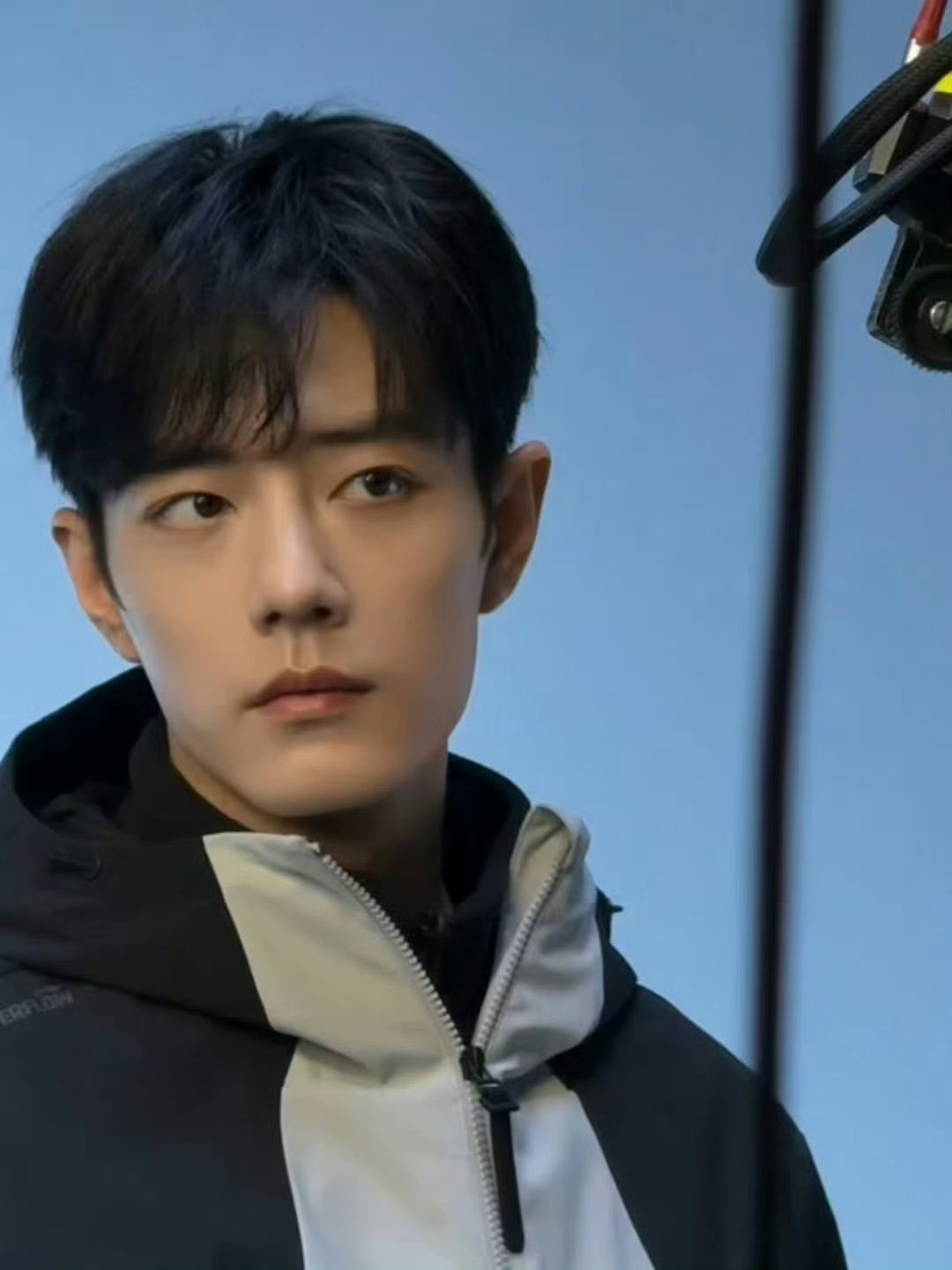 肖战收到机器人给的熊猫这段互动我将循环一百遍！战战看到熊猫公仔时那个惊喜的小表情