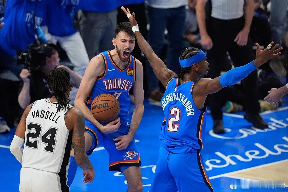 雷霆马刺打得太惨烈了NBA季后赛西部决赛，俄克拉荷马城雷霆在主场以122-113