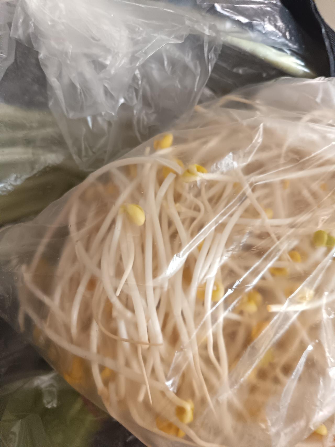 超市早上的生意很好，人山人海，买菜的人比较多，选好了菜之后又要排队去打秤，打秤的