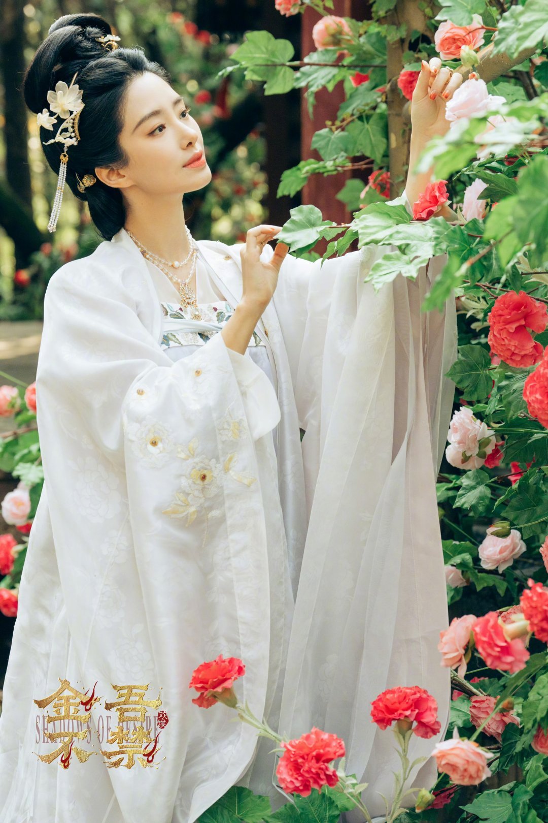 于正发的杨采钰于正晒出新剧《金吾不禁》杀青物料，特别感谢杨采钰友情客串，还放出了